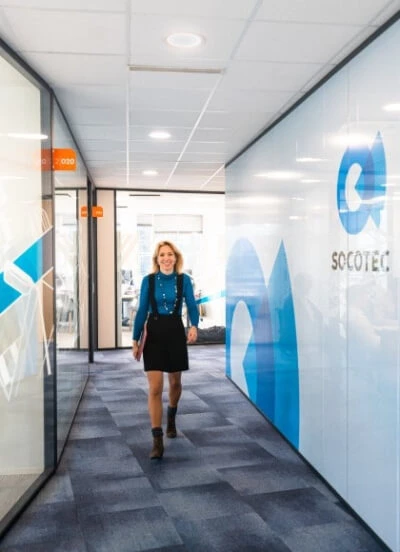 専門家_of_socotec 本社を歩くソコテックの専門家のビジュアル